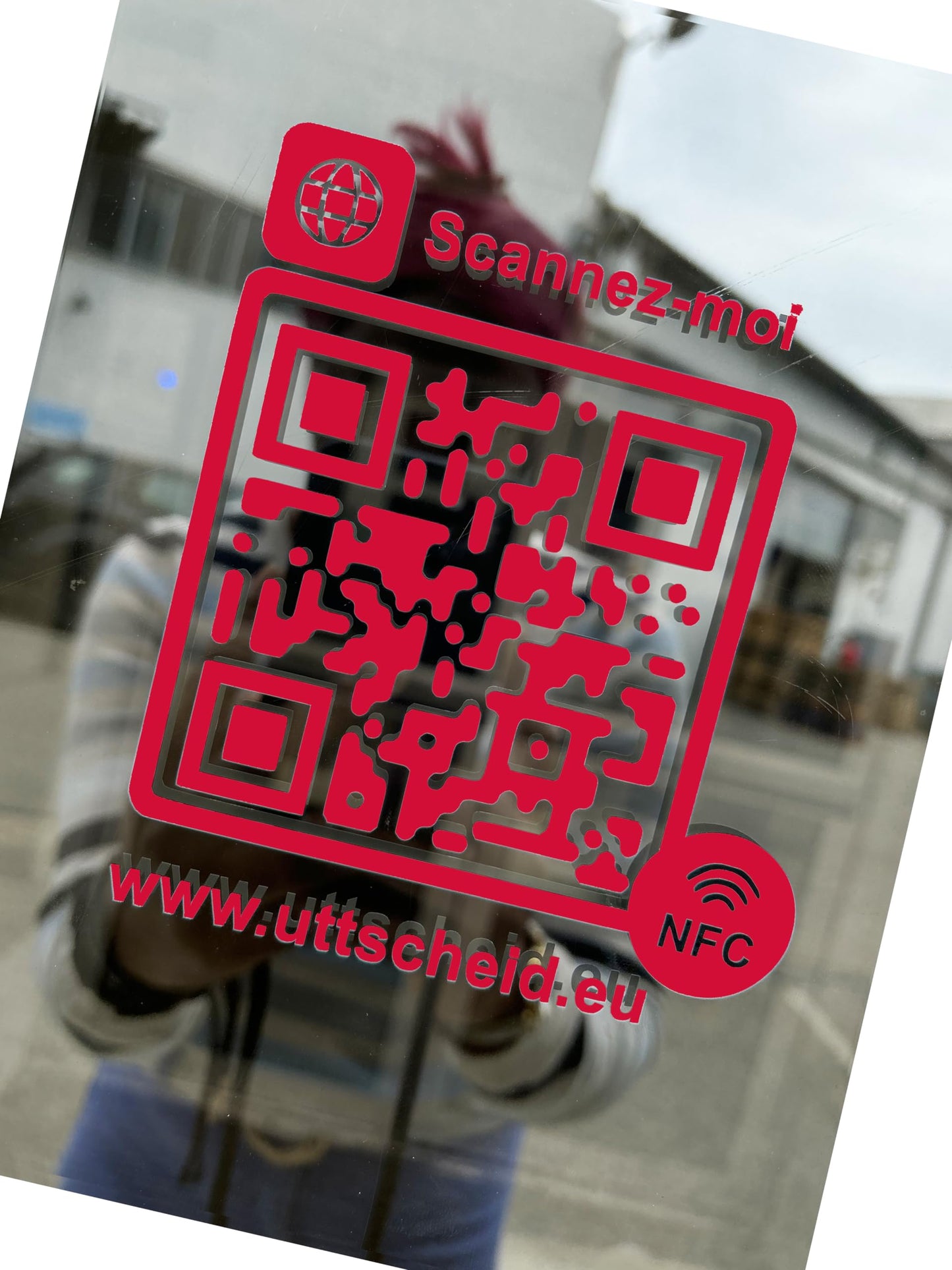 QR Code et NFC - Autocollant PVC hautes performances pour vitrine, véhicule, comptoir - Facebook - Instagram - Site internet - Tripadvisor... 10 cm x 10 cm - Rouge