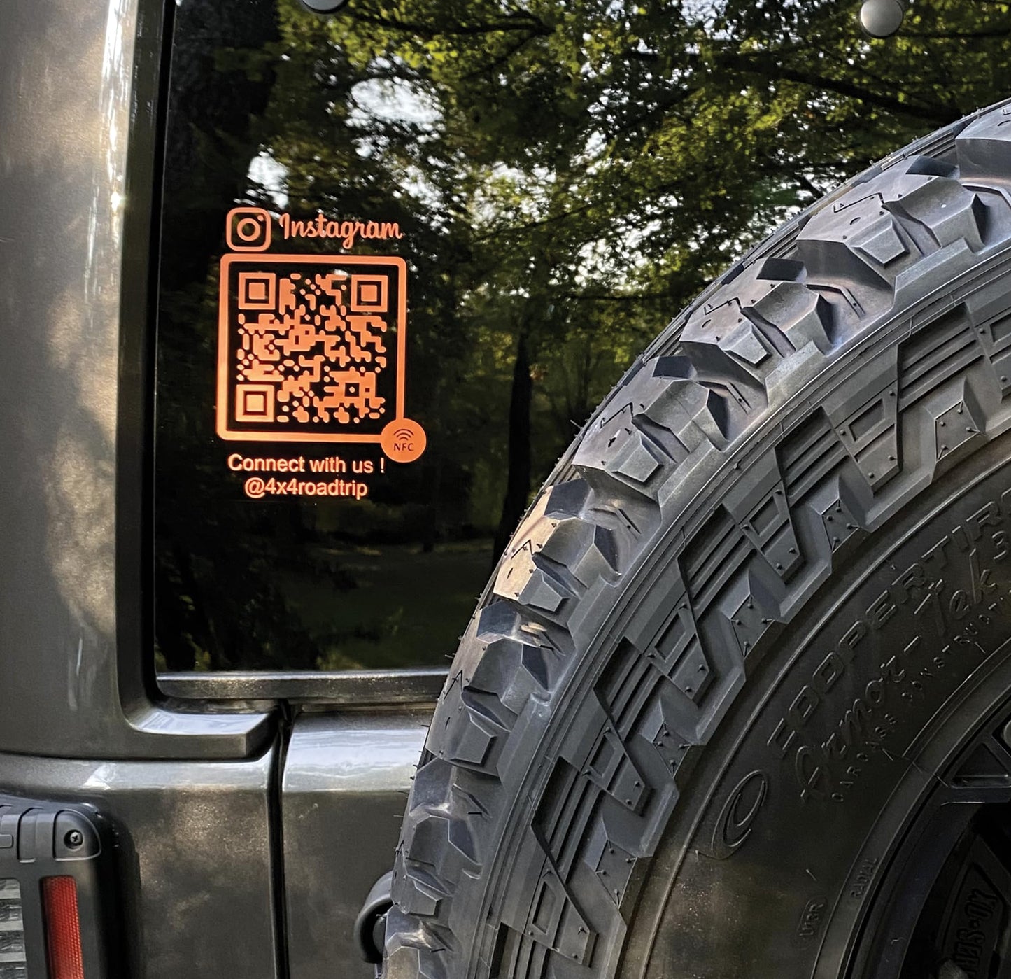 QR Code et NFC - Autocollant PVC hautes performances pour vitrine, véhicule, comptoir - Facebook - Instagram - Site internet - Tripadvisor... 10 cm x 10 cm - Rouge